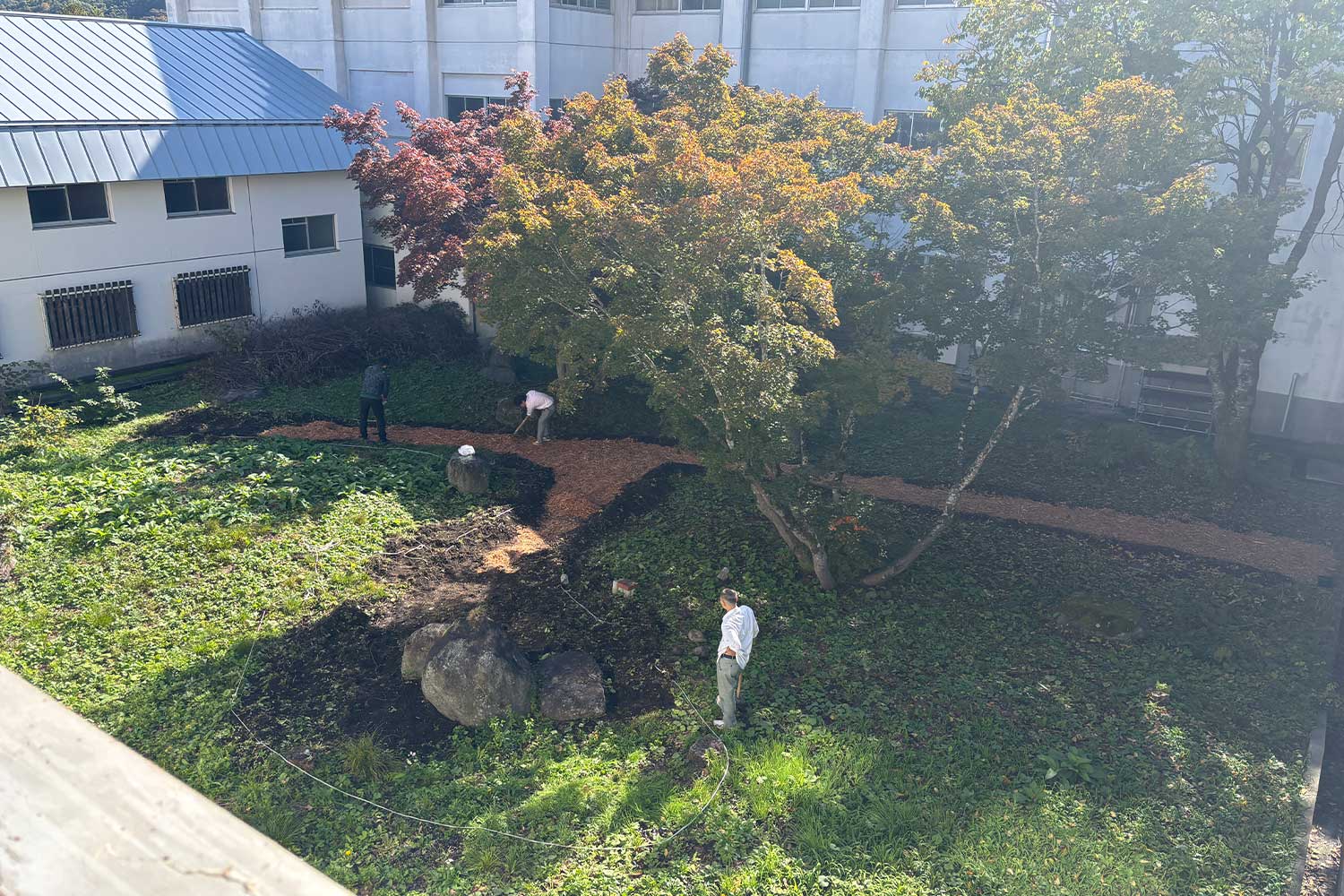 白馬高校へウッドチップ搬入の様子_白馬田中建設