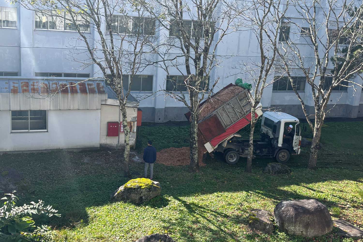 白馬高校へウッドチップ搬入の様子_白馬田中建設