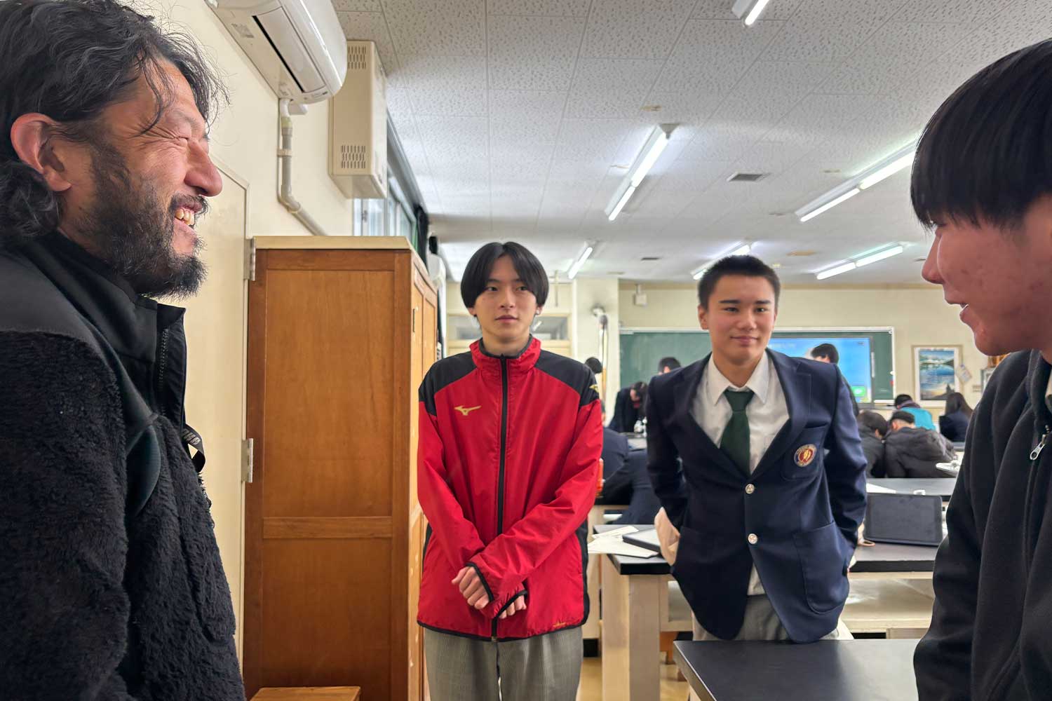 白馬高校へウッドチップ搬入の様子_白馬田中建設